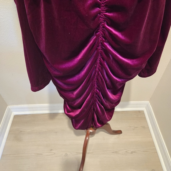 Ivy City Co Juliet Ruched Velvet Dress, Size 1X - Picture 4 of 9